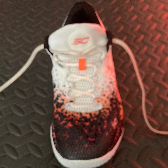 Steph Curry 2 Lows - Picture 1 of 3